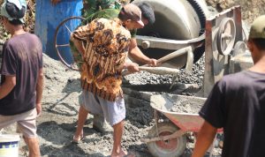 Mbah Hadi, warga Dusun Kunir, Desa Gumelem Kulon, ikut bergotong royong bersama anggota Satgas TMMD Reguler ke-129 Kodim 0704/Banjarnegara dalam pembangunan rabat beton di Dusun Kunir RT 01/09, Kecamatan Susukan, Kamis (6/8/2026). Semangatnya menjadi inspirasi bahwa pembangunan desa adalah tanggung jawab bersama. Foto: Deni Aripandi/Sumber TMMD Banjarnegara