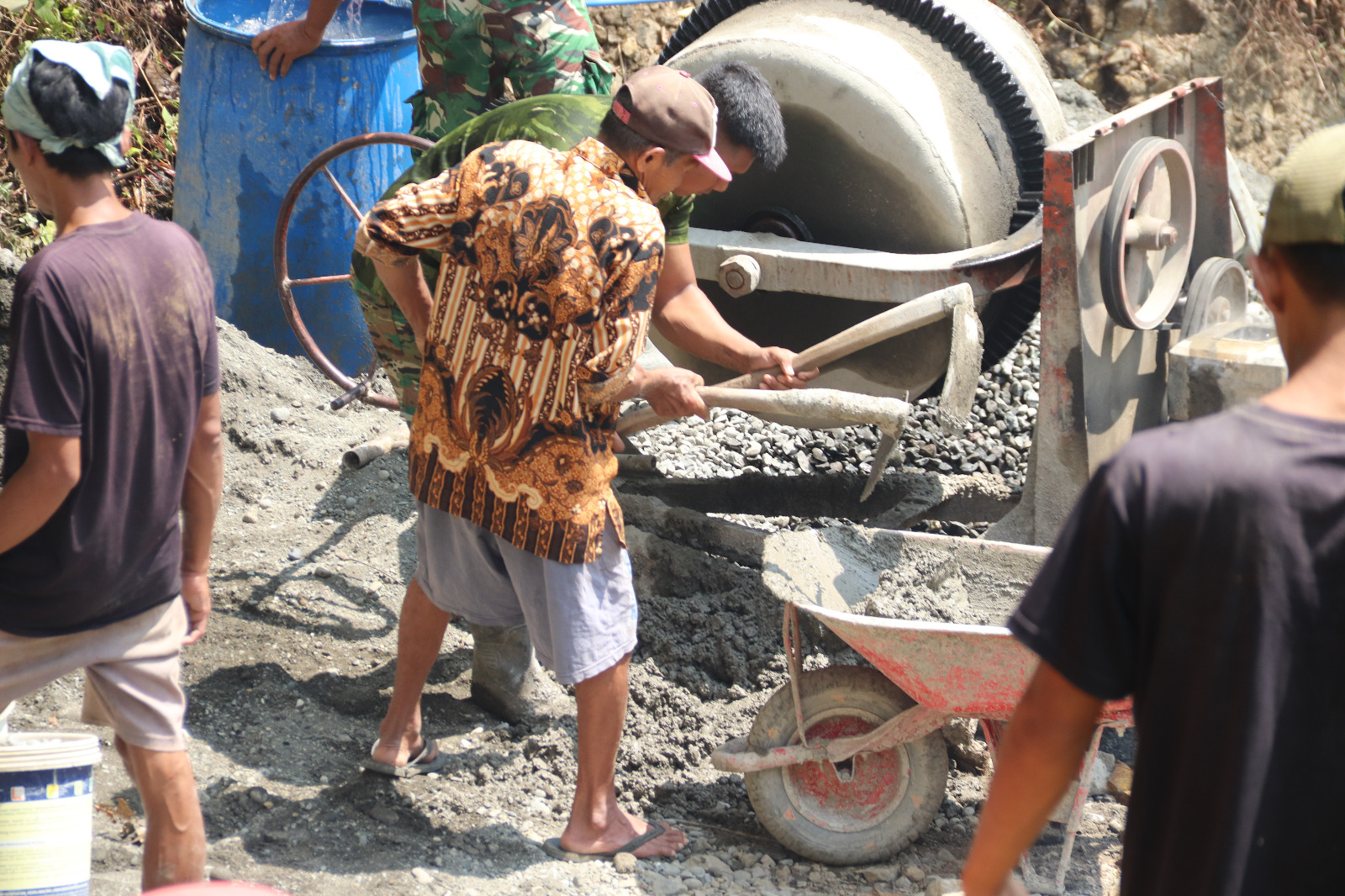 Mbah Hadi, warga Dusun Kunir, Desa Gumelem Kulon, ikut bergotong royong bersama anggota Satgas TMMD Reguler ke-129 Kodim 0704/Banjarnegara dalam pembangunan rabat beton di Dusun Kunir RT 01/09, Kecamatan Susukan, Kamis (6/8/2026). Semangatnya menjadi inspirasi bahwa pembangunan desa adalah tanggung jawab bersama. Foto: Deni Aripandi/Sumber TMMD Banjarnegara