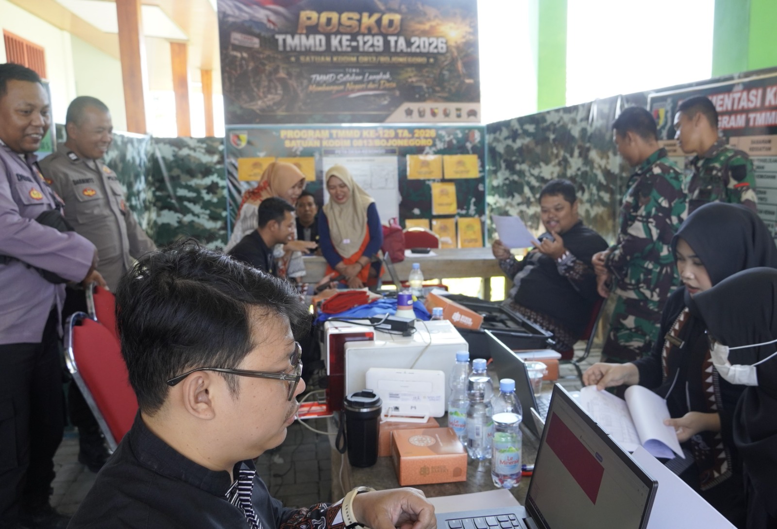 Dorong Adminduk Digital: Satgas TMMD ke-129 Kodim 0813 Bojonegoro bersama Dispendukcapil Kabupaten Bojonegoro memberikan sosialisasi dan pelayanan administrasi kependudukan kepada warga Desa Kesongo, Kecamatan Kedungadem, Kamis (6/8/2026). Warga dikenalkan dengan layanan Panah Srikandi dan Identitas Kependudukan Digital (IKD) untuk mempermudah akses pelayanan administrasi.