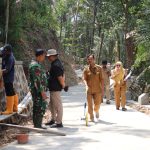 Cek Kualitas Pembangunan: Sekdes Gumelem Kulon Katim mendampingi Tim Dispermades PPKB Kabupaten Banjarnegara saat melakukan pengukuran rabat beton hasil pembangunan TMMD Reguler ke-129 Kodim 0704/Banjarnegara di Dusun Kunir, Desa Gumelem Kulon, Jumat (7/8/2026).
