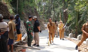 Cek Kualitas Pembangunan: Sekdes Gumelem Kulon Katim mendampingi Tim Dispermades PPKB Kabupaten Banjarnegara saat melakukan pengukuran rabat beton hasil pembangunan TMMD Reguler ke-129 Kodim 0704/Banjarnegara di Dusun Kunir, Desa Gumelem Kulon, Jumat (7/8/2026).