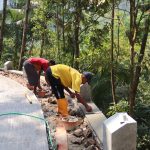 Kang Har mengerjakan pengacian pada bagian pembatas rabat beton dalam pembangunan jalan TMMD Reguler ke-129 Kodim 0704/Banjarnegara di Dusun Kunir, Desa Gumelem Kulon, Sabtu (08/08/2026).