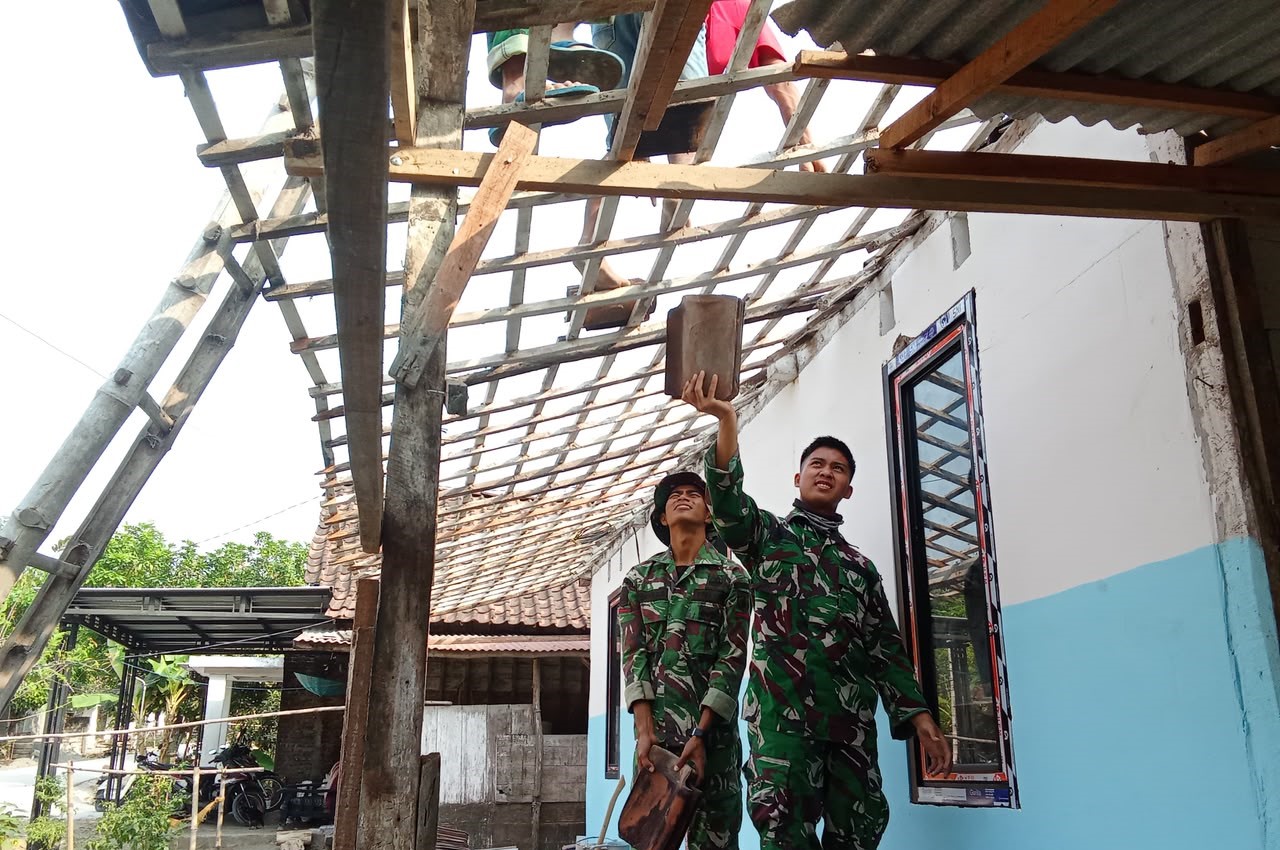 Salah satu rumah yang kini memasuki tahap penyelesaian adalah milik Bapak Ladi (48), warga RT 011 RW 005 Dusun Pereng, Desa Kesongo, Kecamatan Kedungadem, Kabupaten Bojonegoro, Sabtu (1/8/2026).