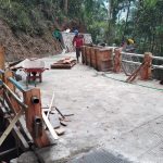 Anggota Satgas TMMD Reguler ke-129 Kodim 0704/Banjarnegara memasang dan memperkuat bekisting pembangunan brug plat beton di Desa Gumelem Kulon, Kecamatan Susukan, Banjarnegara. Anggota Satgas TMMD Reguler ke-129 Kodim 0704/Banjarnegara memasang dan memperkuat bekisting pembangunan brug plat beton di Desa Gumelem Kulon, Kecamatan Susukan, Banjarnegara.