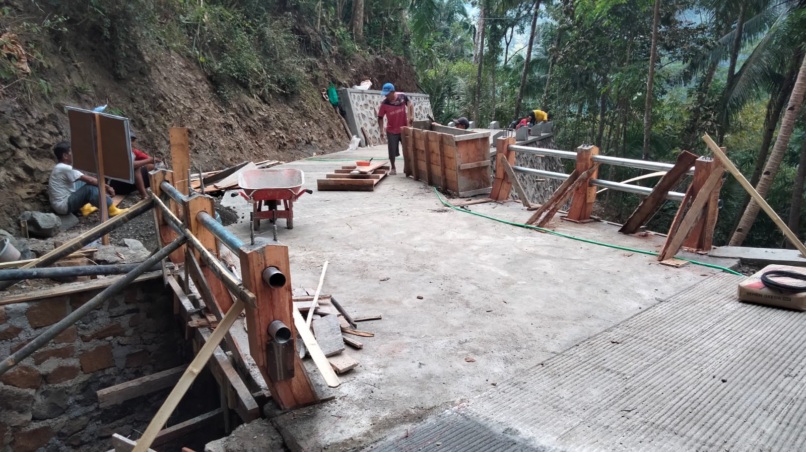 Anggota Satgas TMMD Reguler ke-129 Kodim 0704/Banjarnegara memasang dan memperkuat bekisting pembangunan brug plat beton di Desa Gumelem Kulon, Kecamatan Susukan, Banjarnegara.