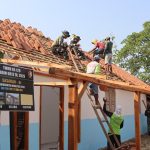 Personel Satgas TMMD ke-129 Kodim 0813/Bojonegoro bersama warga bergotong royong memasang genteng Rumah Tidak Layak Huni (RTLH) milik Ibu Tini di Dusun Kedungpandan, Desa Kesongo, Kecamatan Kedungadem, Kabupaten Bojonegoro.