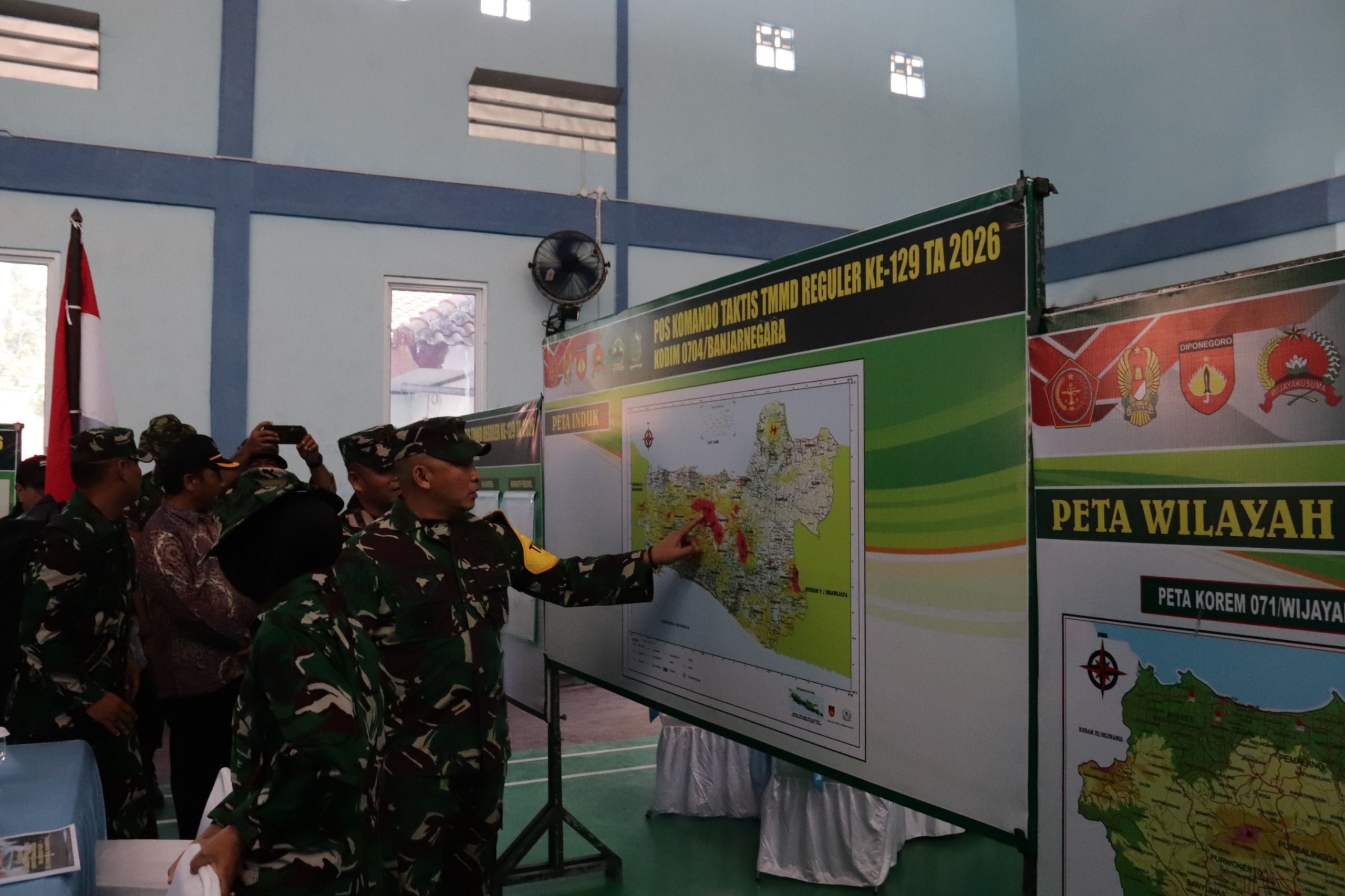 Tim Wasev PJO TMMD Reguler ke-129 TA 2026 meninjau pelaksanaan pembangunan di Desa Gumelem Kulon, Kecamatan Susukan, Kabupaten Banjarnegara, sekaligus memberikan arahan terkait penyelesaian sasaran TMMD, Senin (10/08/2026). Foto: Deni Aripandi/Sumber TMMD Banjarnegara.