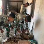 Anggota Satgas TMMD ke-129 Kodim 0813 Bojonegoro melakukan pekerjaan finishing dan membersihkan sisa material pembangunan RTLH milik Ibu Wagini di Dusun Krisik, Desa Kesongo, Kecamatan Kedungadem, Kabupaten Bojonegoro, Minggu (09/08/2026). Foto: Deni Aripandi/Sumber TMMD Bojonegoro.