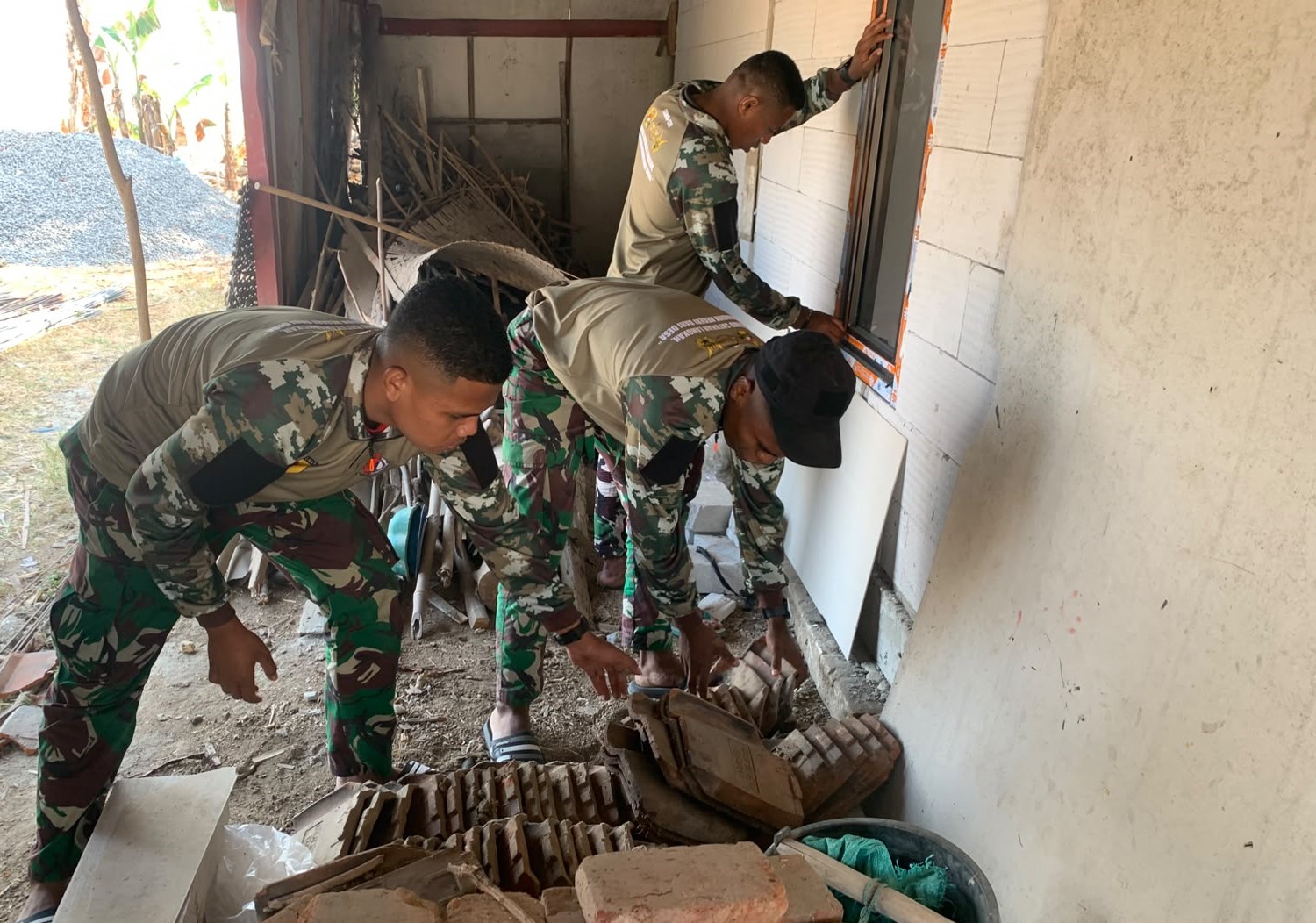 Anggota Satgas TMMD ke-129 Kodim 0813 Bojonegoro melakukan pekerjaan finishing dan membersihkan sisa material pembangunan RTLH milik Ibu Wagini di Dusun Krisik, Desa Kesongo, Kecamatan Kedungadem, Kabupaten Bojonegoro, Minggu (09/08/2026). Foto: Deni Aripandi/Sumber TMMD Bojonegoro.