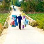 Pedagang keliling melintas di jalan beton hasil pembangunan program TMMD ke-129 di Dusun Mundu, Desa Kesongo, Kecamatan Kedungadem, Kabupaten Bojonegoro, Senin (10/8/2026). Foto: Deni Flamboyan/Sumber TMMD Bojonegoro Pedagang keliling melintas di jalan beton hasil pembangunan program TMMD ke-129 di Dusun Mundu, Desa Kesongo, Kecamatan Kedungadem, Kabupaten Bojonegoro, Senin (10/8/2026). Foto: Deni Flamboyan/Sumber TMMD Bojonegoro