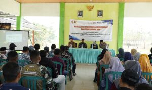 Narasumber dari DP3AKB dan UPTD PPA Kabupaten Bojonegoro saat memberikan sosialisasi pencegahan kekerasan terhadap perempuan dan anak serta perkawinan anak dalam rangka program TMMD ke-129 di Balai Desa Kesongo, Kecamatan Kedungadem, Kabupaten Bojonegoro, Selasa (11/8/2026).Foto: Deni Flamboyan/Sumber TMMD Bojonegoro