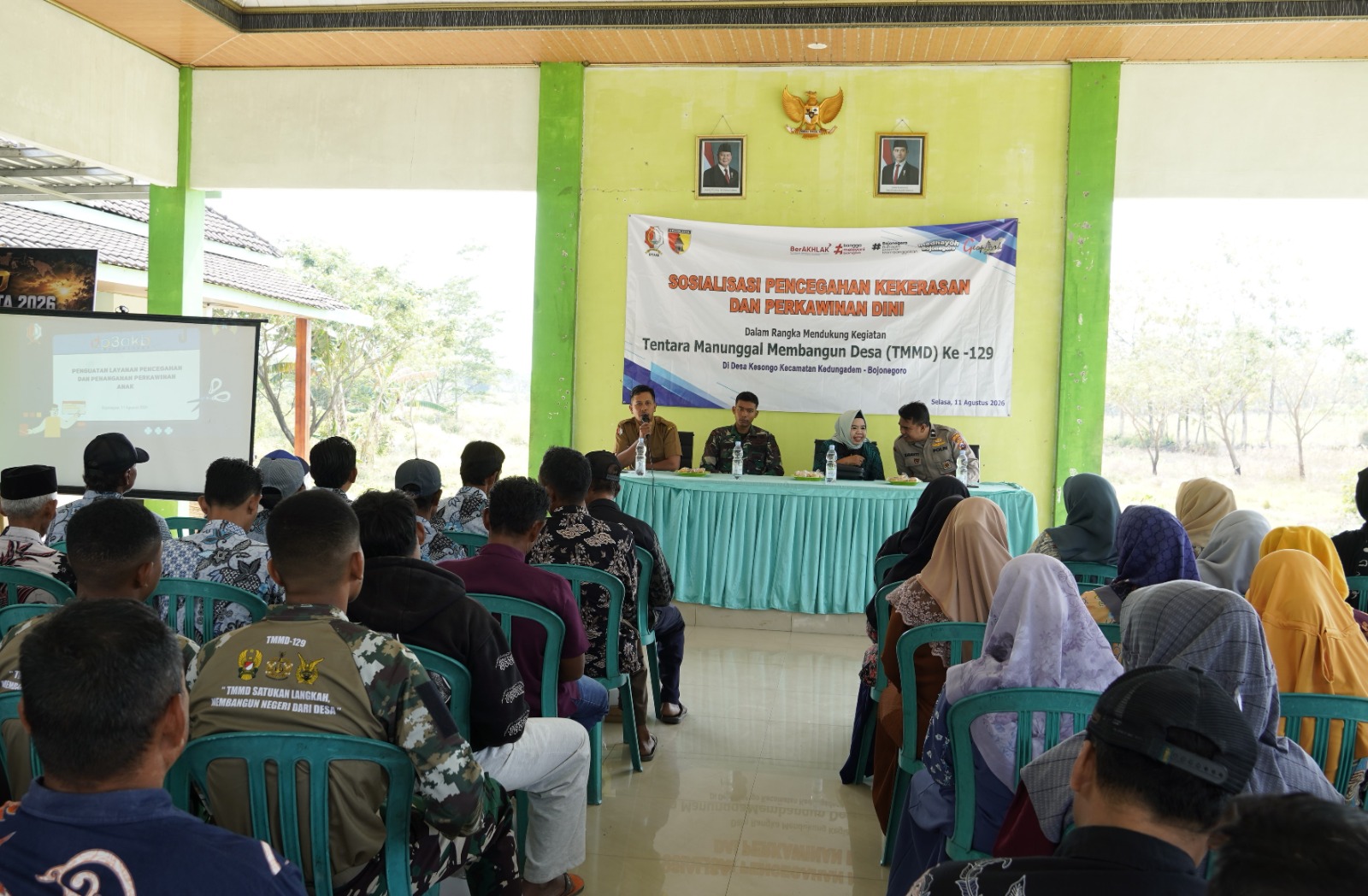 Narasumber dari DP3AKB dan UPTD PPA Kabupaten Bojonegoro saat memberikan sosialisasi pencegahan kekerasan terhadap perempuan dan anak serta perkawinan anak dalam rangka program TMMD ke-129 di Balai Desa Kesongo, Kecamatan Kedungadem, Kabupaten Bojonegoro, Selasa (11/8/2026).Foto: Deni Flamboyan/Sumber TMMD Bojonegoro