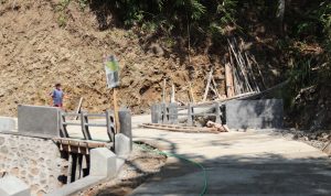 Pembangunan gorong-gorong dengan enam plat beton dalam program TMMD Reguler ke-129 TA 2026 di Desa Gumelem Kulon, Kecamatan Susukan, Kabupaten Banjarnegara, memasuki tahap akhir dan tinggal menyelesaikan pengecatan, Rabu (12/8/2026). Foto: Deni Flamboyan/Sumber: Tim TMMD Banjarnegara.