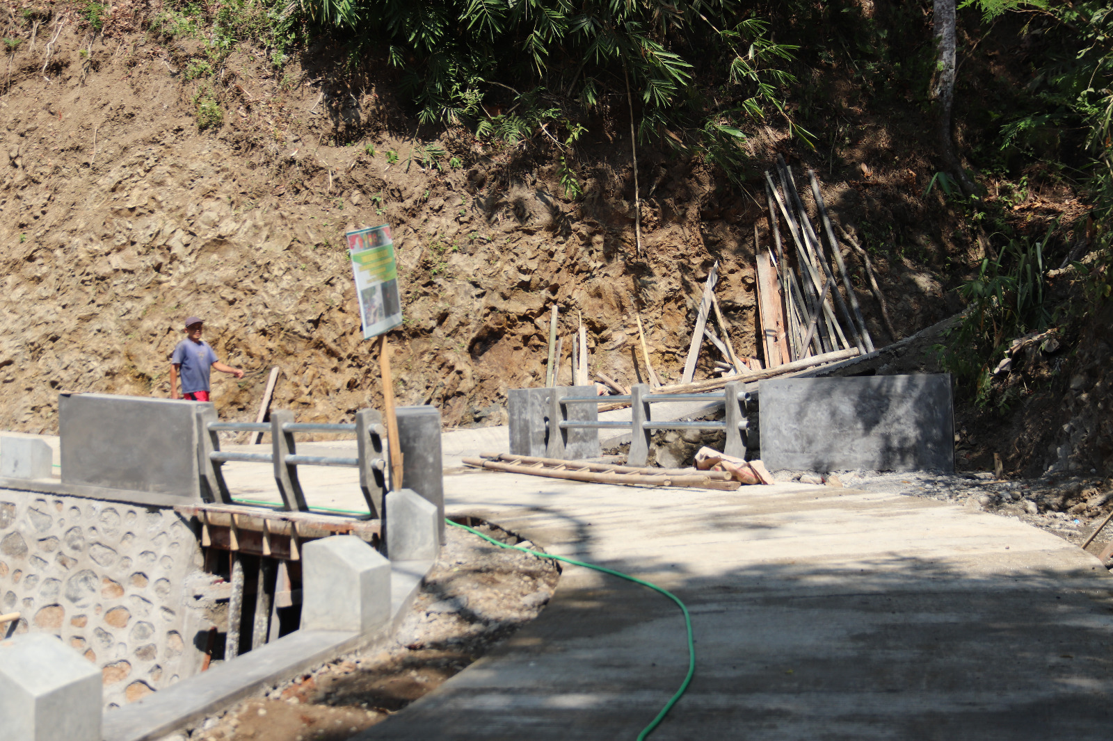 Pembangunan gorong-gorong dengan enam plat beton dalam program TMMD Reguler ke-129 TA 2026 di Desa Gumelem Kulon, Kecamatan Susukan, Kabupaten Banjarnegara, memasuki tahap akhir dan tinggal menyelesaikan pengecatan, Rabu (12/8/2026). Foto: Deni Flamboyan/Sumber: Tim TMMD Banjarnegara.