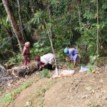 Tidak hanya kaum pria yang turun membantu pembangunan, sejumlah ibu-ibu warga Dusun Kunir RT 01/RW 09, Desa Gumelem Kulon, Kecamatan Susukan, juga ikut ambil bagian mendukung pengerjaan rabat beton, Minggu (2/8/2026).