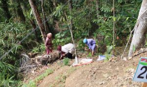 Tidak hanya kaum pria yang turun membantu pembangunan, sejumlah ibu-ibu warga Dusun Kunir RT 01/RW 09, Desa Gumelem Kulon, Kecamatan Susukan, juga ikut ambil bagian mendukung pengerjaan rabat beton, Minggu (2/8/2026).