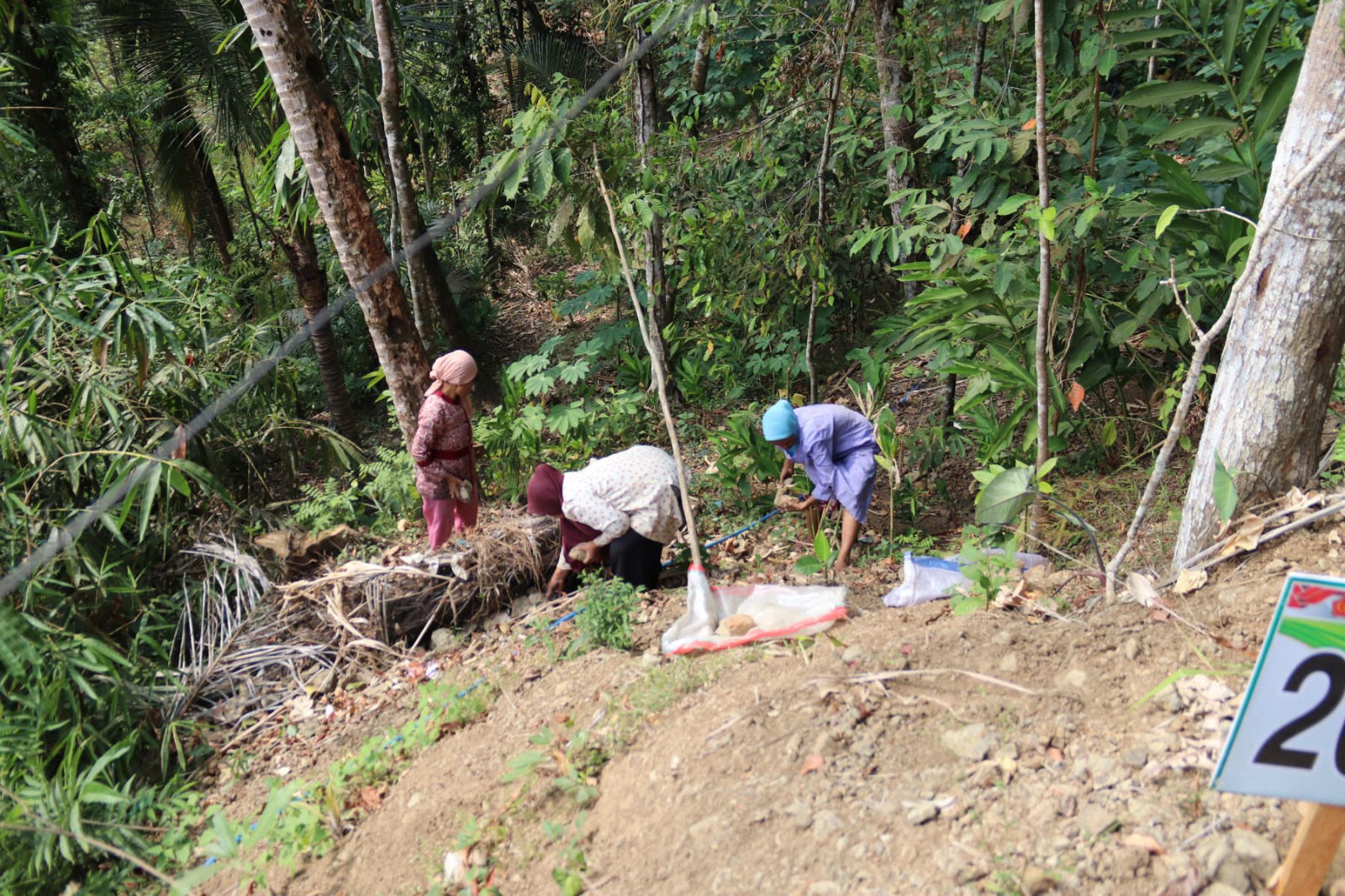 Tidak hanya kaum pria yang turun membantu pembangunan, sejumlah ibu-ibu warga Dusun Kunir RT 01/RW 09, Desa Gumelem Kulon, Kecamatan Susukan, juga ikut ambil bagian mendukung pengerjaan rabat beton, Minggu (2/8/2026).