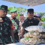 Keterangan Foto: Kasdam V/Brawijaya Brigjen TNI Zainul Bahar, S.H., M.Si., bersama Dandim 0813/Bojonegoro Letkol Inf Dedy Dwi Wijayanto meninjau fasilitas booth UMKM di Desa Kesongo, Kecamatan Kedungadem, Kabupaten Bojonegoro, Kamis (13/8/2026). Penataan kawasan UMKM menjadi salah satu upaya TMMD ke-129 dalam mendorong aktivitas dan kemandirian ekonomi masyarakat. Foto: Deni Flamboyan/Sumber: TMMD Bojonegoro.