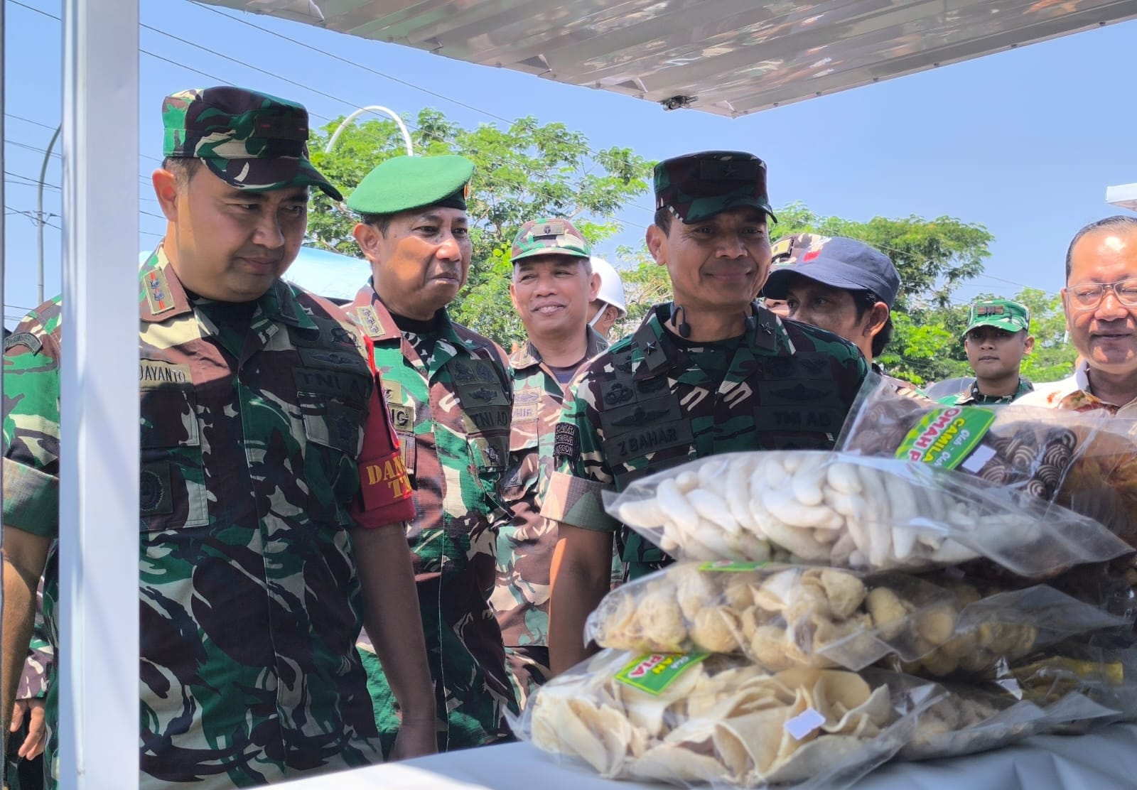 Keterangan Foto: Kasdam V/Brawijaya Brigjen TNI Zainul Bahar, S.H., M.Si., bersama Dandim 0813/Bojonegoro Letkol Inf Dedy Dwi Wijayanto meninjau fasilitas booth UMKM di Desa Kesongo, Kecamatan Kedungadem, Kabupaten Bojonegoro, Kamis (13/8/2026). Penataan kawasan UMKM menjadi salah satu upaya TMMD ke-129 dalam mendorong aktivitas dan kemandirian ekonomi masyarakat. Foto: Deni Flamboyan/Sumber: TMMD Bojonegoro.