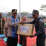 Keterangan Foto: Kabag Ops Polres Banjarnegara Kompol Priyo Jatmiko, S.Sos., S.H., menyerahkan bantuan perlengkapan Pos Kamling kepada masyarakat dalam rangkaian penutupan TMMD Reguler ke-129 Tahun Anggaran 2026 di Desa Gumelem Kulon, Kecamatan Susukan, Kabupaten Banjarnegara, Kamis (13/8/2026). Foto: Pendim Banjarnegara. Keterangan Foto: Kabag Ops Polres Banjarnegara Kompol Priyo Jatmiko, S.Sos., S.H., menyerahkan bantuan perlengkapan Pos Kamling kepada masyarakat dalam rangkaian penutupan TMMD Reguler ke-129 Tahun Anggaran 2026 di Desa Gumelem Kulon, Kecamatan Susukan, Kabupaten Banjarnegara, Kamis (13/8/2026). Foto: Pendim Banjarnegara.