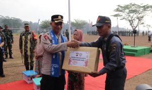 Keterangan Foto: Kabag Ops Polres Banjarnegara Kompol Priyo Jatmiko, S.Sos., S.H., menyerahkan bantuan perlengkapan Pos Kamling kepada masyarakat dalam rangkaian penutupan TMMD Reguler ke-129 Tahun Anggaran 2026 di Desa Gumelem Kulon, Kecamatan Susukan, Kabupaten Banjarnegara, Kamis (13/8/2026). Foto: Pendim Banjarnegara.