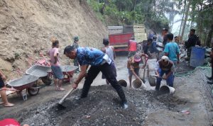Semangat kebersamaan mewarnai pelaksanaan Program TNI Manunggal Membangun Desa (TMMD) Reguler ke-129 Tahun Anggaran 2026 Kodim 0704/Banjarnegara di Dusun Kunir RT 01 RW 09, Desa Gumelem Kulon, Kecamatan Susukan, Senin (3/8/2026).