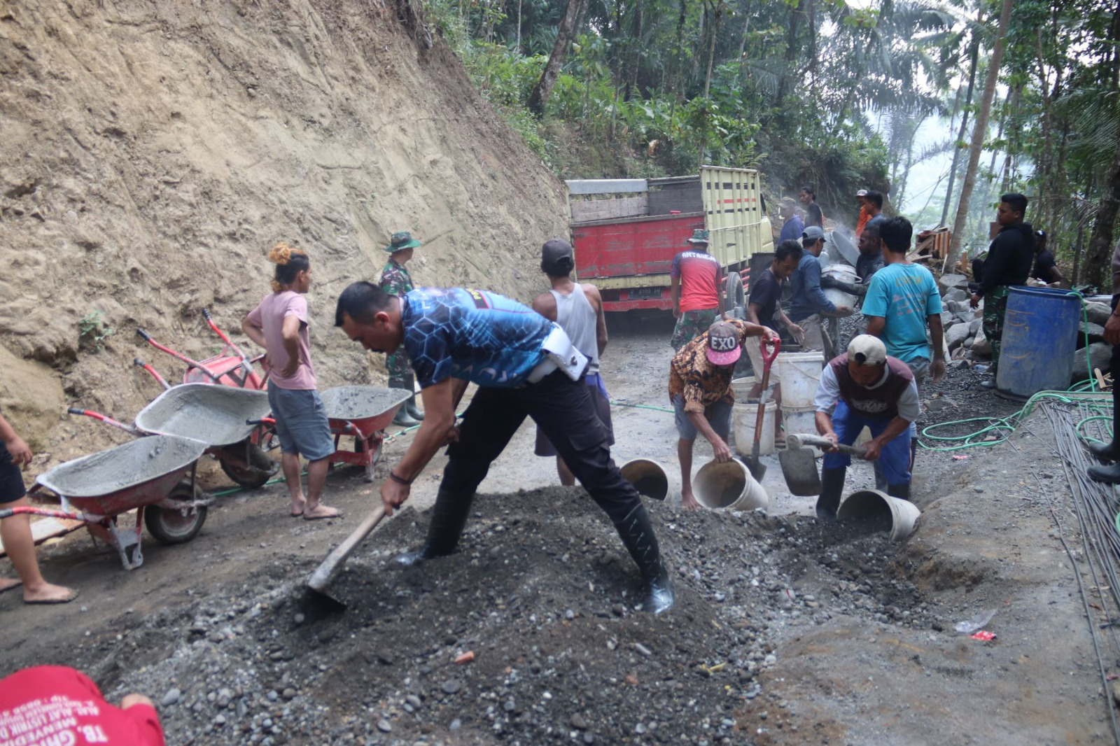 Semangat kebersamaan mewarnai pelaksanaan Program TNI Manunggal Membangun Desa (TMMD) Reguler ke-129 Tahun Anggaran 2026 Kodim 0704/Banjarnegara di Dusun Kunir RT 01 RW 09, Desa Gumelem Kulon, Kecamatan Susukan, Senin (3/8/2026).