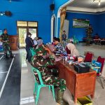 Di sela-sela pengerjaan rabat beton sepanjang 737 meter dengan lebar 2,5 meter dan tebal 0,15 meter, Serka Supriyanto bersama warga mengikuti kegiatan donor darah sebagai bagian dari rangkaian bakti sosial TMMD di Desa Gumelem Kulon, Kecamatan Susukan, Selasa (4/8/2026).