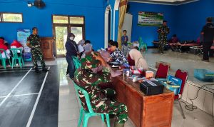 Di sela-sela pengerjaan rabat beton sepanjang 737 meter dengan lebar 2,5 meter dan tebal 0,15 meter, Serka Supriyanto bersama warga mengikuti kegiatan donor darah sebagai bagian dari rangkaian bakti sosial TMMD di Desa Gumelem Kulon, Kecamatan Susukan, Selasa (4/8/2026).