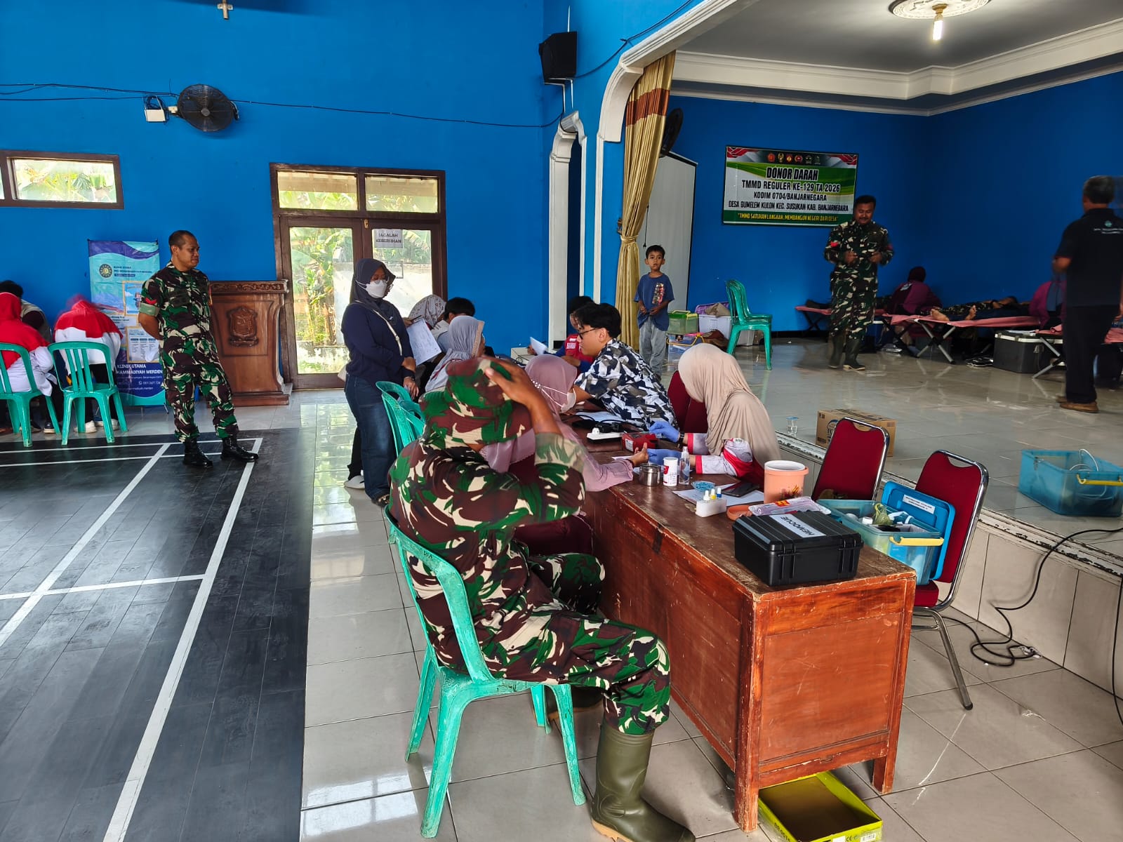 Di sela-sela pengerjaan rabat beton sepanjang 737 meter dengan lebar 2,5 meter dan tebal 0,15 meter, Serka Supriyanto bersama warga mengikuti kegiatan donor darah sebagai bagian dari rangkaian bakti sosial TMMD di Desa Gumelem Kulon, Kecamatan Susukan, Selasa (4/8/2026).