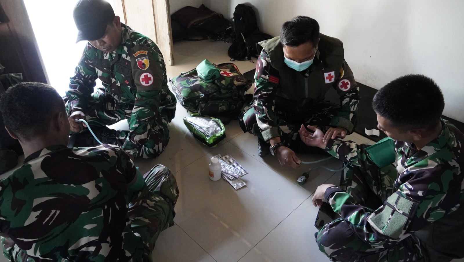 Pada Selasa (4/8/2026), Tim Kesehatan Satgas TMMD ke- 129 Kodim 0813 Bojonegoro menyisir Posko untuk menggelar pemeriksaan kesehatan rutin bagi seluruh personel.