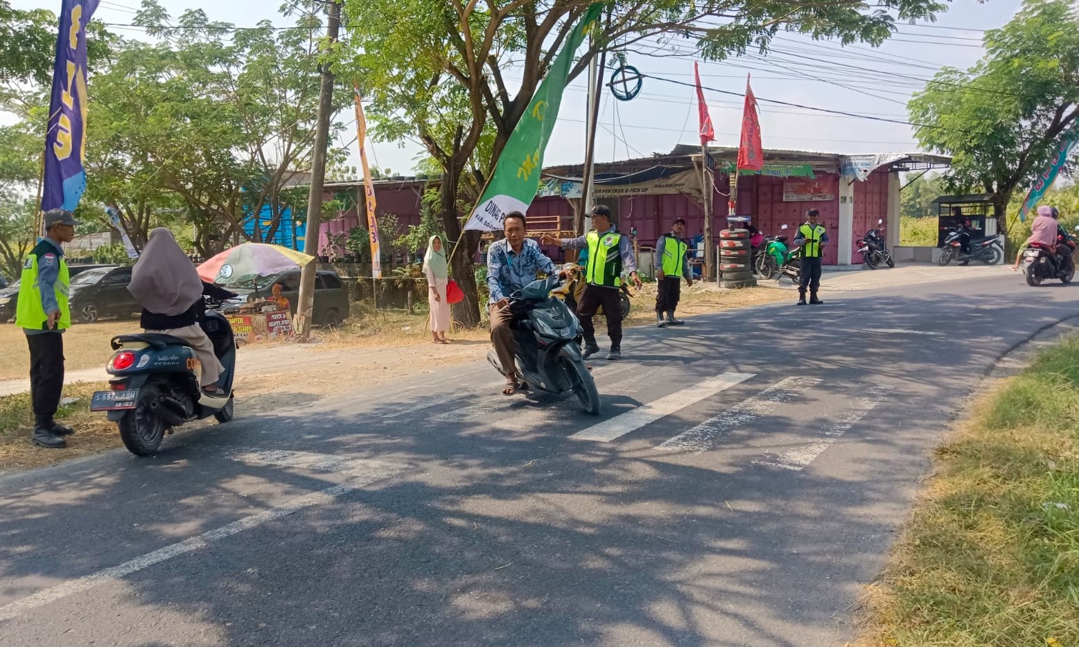Di balik ramainya kegiatan yang menjadi ruang promosi bagi pelaku usaha lokal tersebut, terdapat peran penting anggota Satuan Perlindungan Masyarakat (Satlinmas) Desa Kesongo yang turut menjaga keamanan dan kelancaran acara, Jumat (31/7/2026).