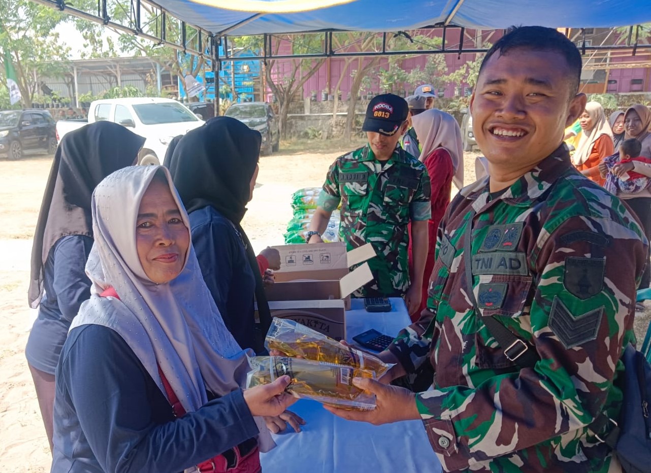 Suasana penuh kebersamaan terlihat dalam pelaksanaan Bazar UMKM yang menjadi bagian dari rangkaian kegiatan TNI Manunggal Membangun Desa (TMMD) ke-129 Kodim 0813/Bojonegoro di Desa Kesongo, Kecamatan Kedungadem, Kabupaten Bojonegoro, Jumat (31/7/2026).