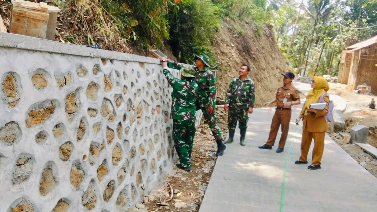 Dinas Pemberdayaan Masyarakat dan Desa (Dispermades PPKB) Kabupaten Banjarnegara melalui Zakaria bersama tim turun langsung meninjau lokasi pembangunan di Dusun Kunir RT 01/09, Desa Gumelem Kulon, Kecamatan Susukan, Rabu (05/08/2026).