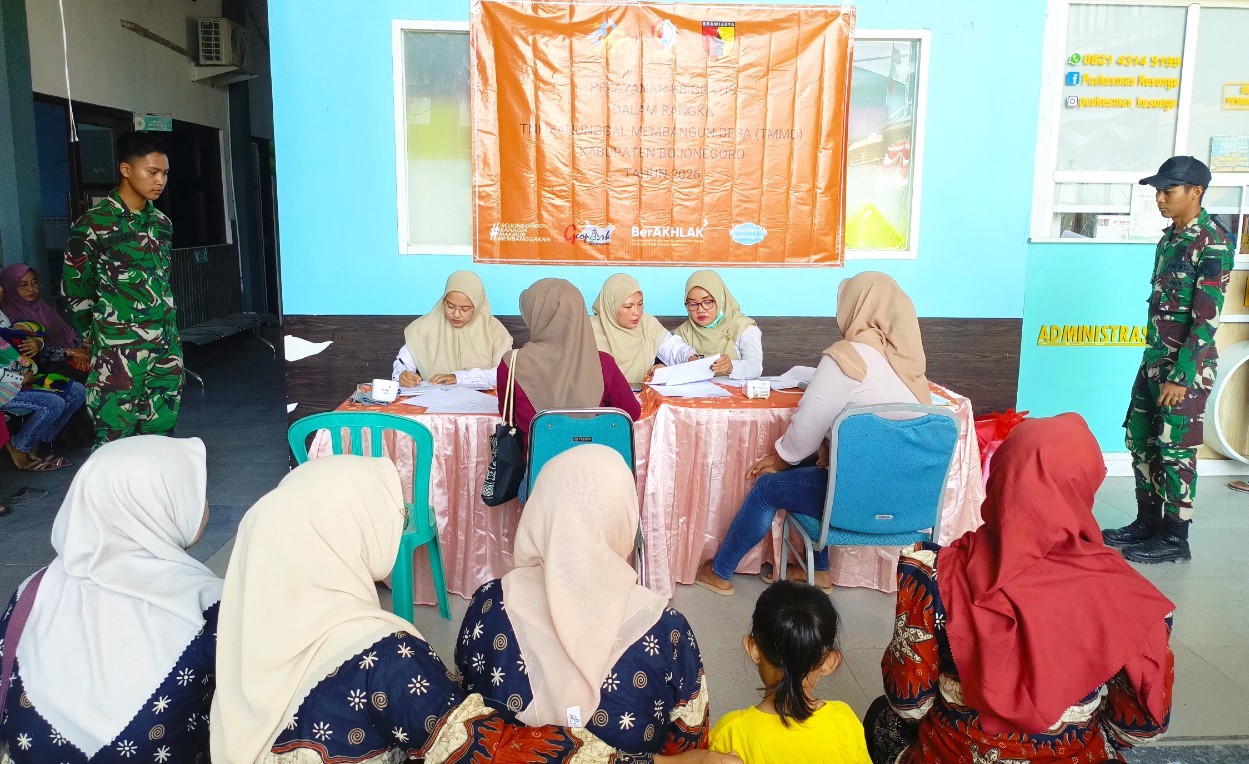 Foto: Petugas kesehatan bersama Satgas TMMD ke-129 Kodim 0813/Bojonegoro memberikan pelayanan Safari Keluarga Berencana (KB) Gratis kepada masyarakat di UPTD Puskesmas Kesongo, Kecamatan Kedungadem, Kabupaten Bojonegoro, Rabu (5/8/2026), sebagai bagian dari program nonfisik TMMD untuk mewujudkan keluarga sehat dan berkualitas. Foto: Deni Aripandi/Sumber TMMD Bojonegoro.