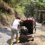 Pak Eko bersama anggota Satgas TMMD Reguler ke-129 Kodim 0704/Banjarnegara bergotong royong menggeser mesin molen untuk mendukung kelancaran pengecoran rabat beton di Dusun Kunir RT 01/09, Desa Gumelem Kulon, Kecamatan Susukan, Kamis (6/8/2026). Kebersamaan warga dan TNI menjadi kunci percepatan pembangunan desa. Foto: Deni Aripandi/Sumber TMMD Banjarnegara