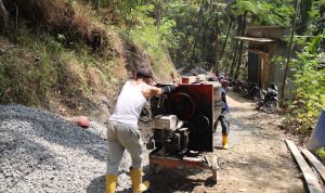 Pak Eko bersama anggota Satgas TMMD Reguler ke-129 Kodim 0704/Banjarnegara bergotong royong menggeser mesin molen untuk mendukung kelancaran pengecoran rabat beton di Dusun Kunir RT 01/09, Desa Gumelem Kulon, Kecamatan Susukan, Kamis (6/8/2026). Kebersamaan warga dan TNI menjadi kunci percepatan pembangunan desa. Foto: Deni Aripandi/Sumber TMMD Banjarnegara