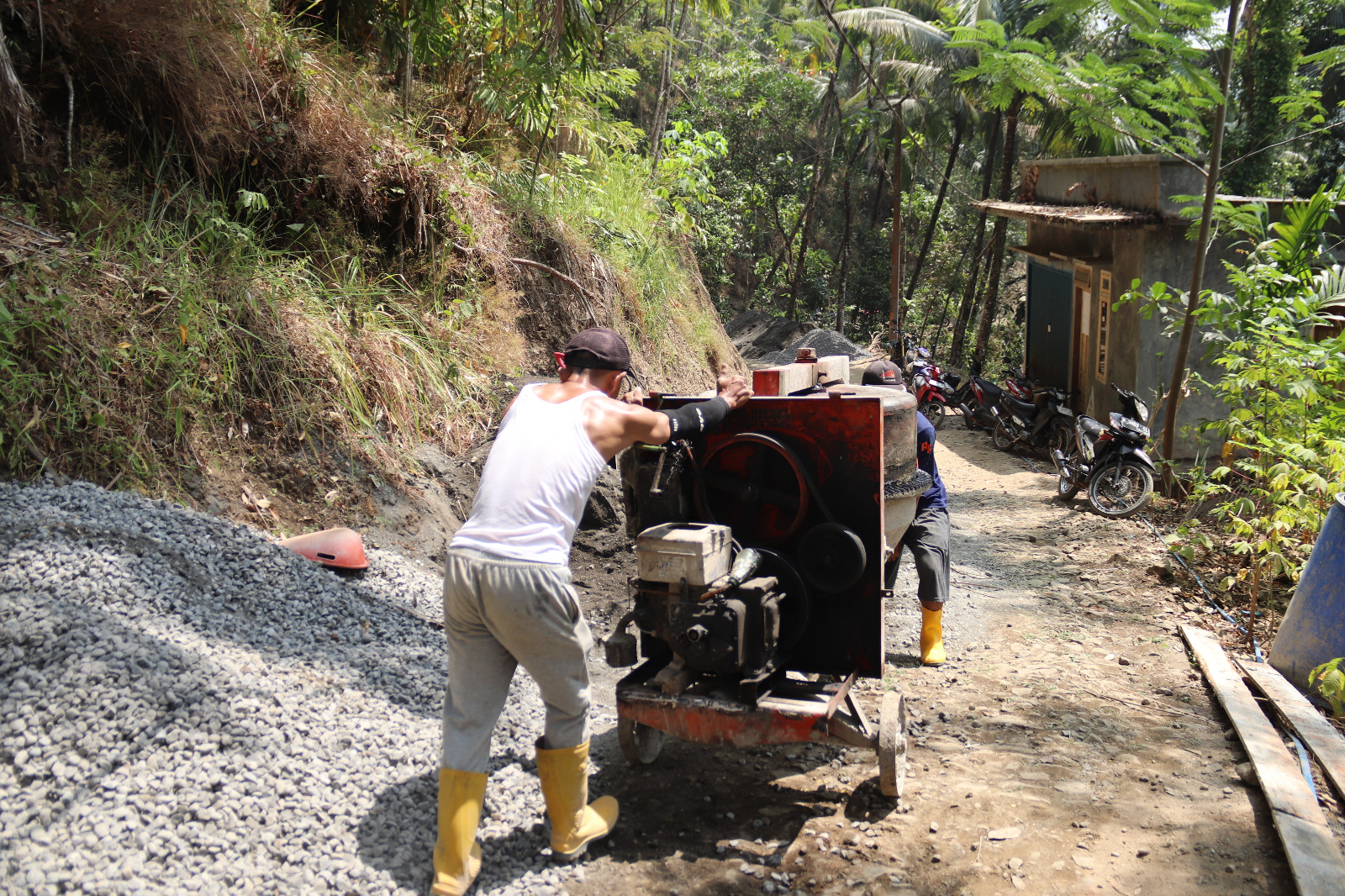 Pak Eko bersama anggota Satgas TMMD Reguler ke-129 Kodim 0704/Banjarnegara bergotong royong menggeser mesin molen untuk mendukung kelancaran pengecoran rabat beton di Dusun Kunir RT 01/09, Desa Gumelem Kulon, Kecamatan Susukan, Kamis (6/8/2026). Kebersamaan warga dan TNI menjadi kunci percepatan pembangunan desa. Foto: Deni Aripandi/Sumber TMMD Banjarnegara