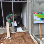 Hunian Lebih Nyaman: Anggota Satgas TMMD Reguler ke-129 Kodim 0704/Banjarnegara bersama warga memasang keramik lantai rumah Pak Toid dalam program RTLH di Desa Gumelem Kulon, Kecamatan Susukan, Jumat (7/8/2026). Pemasangan keramik menjadi salah satu tahapan akhir menuju rumah yang lebih layak huni.