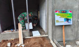 Hunian Lebih Nyaman: Anggota Satgas TMMD Reguler ke-129 Kodim 0704/Banjarnegara bersama warga memasang keramik lantai rumah Pak Toid dalam program RTLH di Desa Gumelem Kulon, Kecamatan Susukan, Jumat (7/8/2026). Pemasangan keramik menjadi salah satu tahapan akhir menuju rumah yang lebih layak huni.