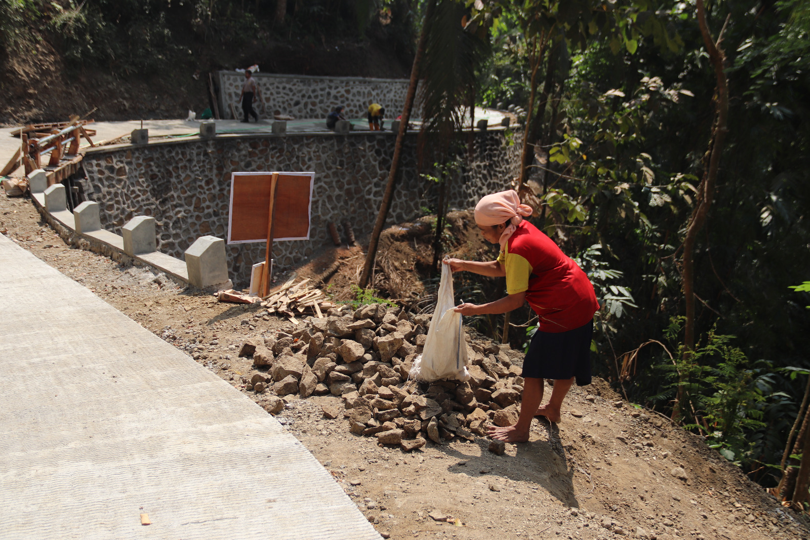 Mbah Sariem ikut mengumpulkan batu untuk mendukung pembangunan rabat beton TMMD Reguler ke-129 di Dusun Kunir, Desa Gumelem Kulon, Kecamatan Susukan, Banjarnegara.