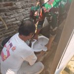 Keterangan Foto: Anggota Satgas TMMD bersama warga mengerjakan pemasangan keramik pada rumah Pak Toid yang menjadi sasaran RTLH TMMD Reguler ke-129 Kodim 0704/Banjarnegara di Desa Gumelem Kulon. Keterangan Foto: Anggota Satgas TMMD bersama warga mengerjakan pemasangan keramik pada rumah Pak Toid yang menjadi sasaran RTLH TMMD Reguler ke-129 Kodim 0704/Banjarnegara di Desa Gumelem Kulon.