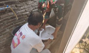 Keterangan Foto: Anggota Satgas TMMD bersama warga mengerjakan pemasangan keramik pada rumah Pak Toid yang menjadi sasaran RTLH TMMD Reguler ke-129 Kodim 0704/Banjarnegara di Desa Gumelem Kulon.