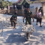 Satgas TMMD ke-129 Kodim 0813/Bojonegoro bersama warga mengangkut dan meratakan material pedel untuk memperkuat bahu jalan cor di Dusun Mundu, Desa Kesongo, Kecamatan Kedungadem, Kabupaten Bojonegoro.
