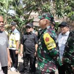 Dandim 0704/Banjarnegara Letkol Inf. Nodelismen Hulu, S.Pd., mendampingi Tim Wasev PJO TMMD meninjau pembangunan RTLH milik Pak Toid di Desa Gumelem Kulon, Kecamatan Susukan, Kabupaten Banjarnegara, Senin (10/08/2026). Foto: Deni Aripandi/Sumber TMMD Banjarnegara.