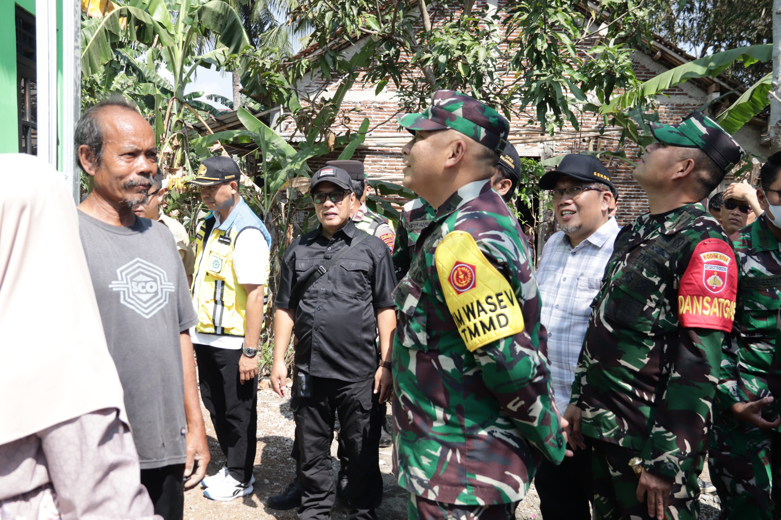 Dandim 0704/Banjarnegara Letkol Inf. Nodelismen Hulu, S.Pd., mendampingi Tim Wasev PJO TMMD meninjau pembangunan RTLH milik Pak Toid di Desa Gumelem Kulon, Kecamatan Susukan, Kabupaten Banjarnegara, Senin (10/08/2026). Foto: Deni Aripandi/Sumber TMMD Banjarnegara.