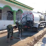 Anggota Satgas TMMD ke-129 Kodim 0813 Bojonegoro melakukan penyiraman atau curing jalan cor di Dusun Krebet, Desa Kesongo, Kecamatan Kedungadem, Kabupaten Bojonegoro, Minggu (09/08/2026). Foto: Deni Ari Pandi/Sumber: TMMD Bojonegoro.