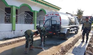 Anggota Satgas TMMD ke-129 Kodim 0813 Bojonegoro melakukan penyiraman atau curing jalan cor di Dusun Krebet, Desa Kesongo, Kecamatan Kedungadem, Kabupaten Bojonegoro, Minggu (09/08/2026). Foto: Deni Ari Pandi/Sumber: TMMD Bojonegoro.