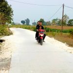 Warga melintas di jalan cor beton hasil pembangunan TMMD ke-129 sepanjang 550 meter di Dusun Kedungpandan, Desa Kesongo, Kecamatan Kedungadem, Kabupaten Bojonegoro, Senin (10/8/2026). Foto: Deni Flamboyan/Sumber TMMD Bojonegoro Warga melintas di jalan cor beton hasil pembangunan TMMD ke-129 sepanjang 550 meter di Dusun Kedungpandan, Desa Kesongo, Kecamatan Kedungadem, Kabupaten Bojonegoro, Senin (10/8/2026). Foto: Deni Flamboyan/Sumber TMMD Bojonegoro