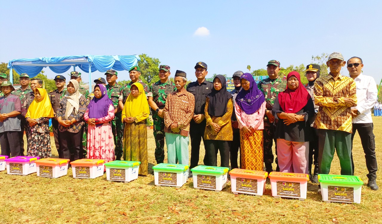 Keterangan Foto: Penyaluran bantuan sembako kepada masyarakat dalam rangkaian penutupan TMMD ke-129 Tahun 2026 di Desa Kesongo, Kecamatan Kedungadem, Kabupaten Bojonegoro, Kamis (13/8/2026). Kegiatan sosial tersebut menjadi bentuk kolaborasi TNI, pemerintah daerah, dunia usaha, dan masyarakat untuk membantu memenuhi kebutuhan warga. Foto: Deni Flamboyan/Sumber: TMMD Bojonegoro.